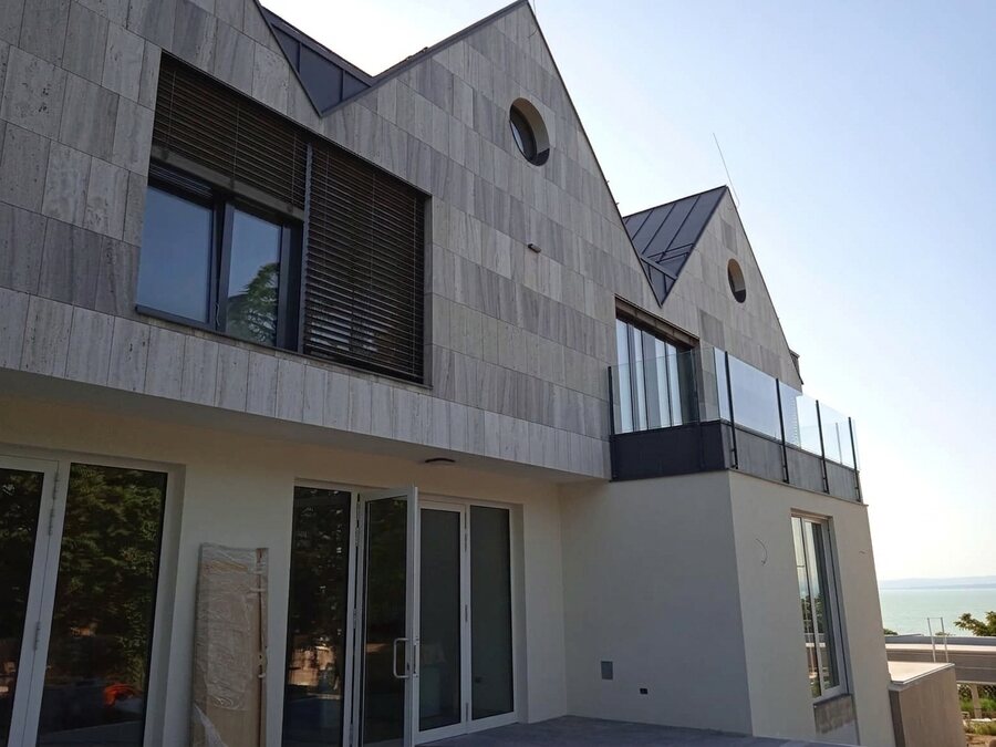 Elkészült szállásépület modern betonhomlokzata generálkivitelezésben